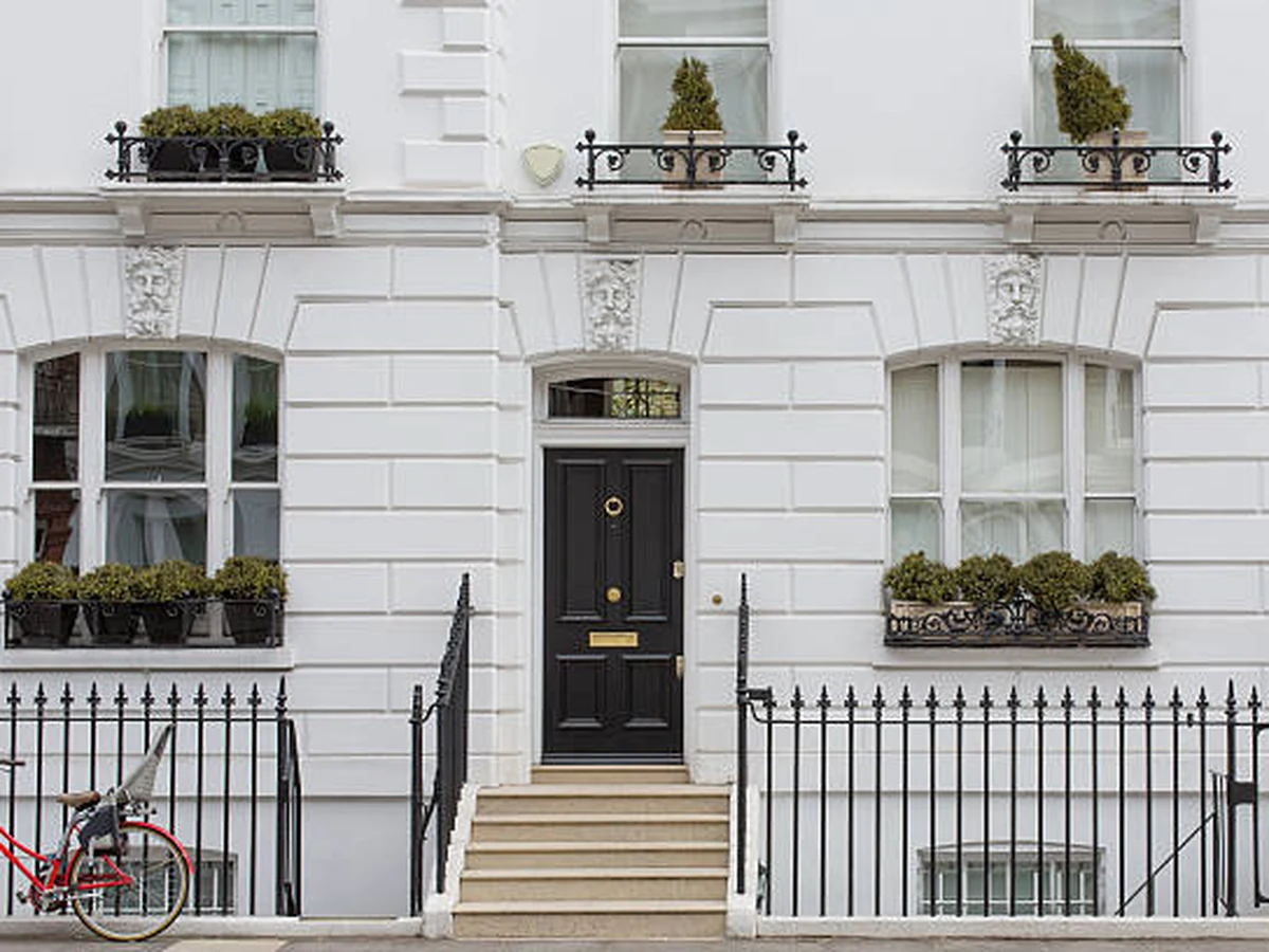exterior-painting-white-georgian-townhouse-wokingham-painters White Georgian townhouse exterior painting in Wokingham by Wokingham Painters