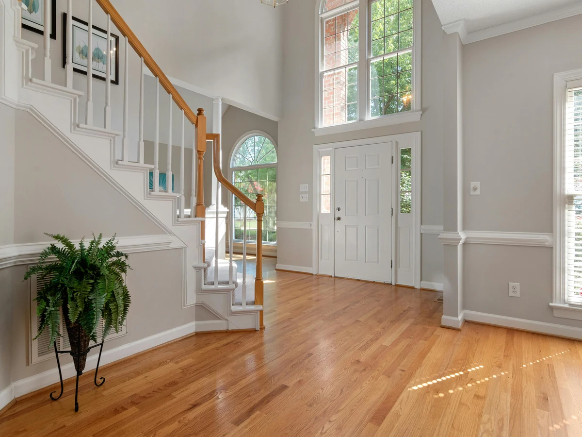hallway-painting-bright-entrance-hallway-wokingham-painters Bright entrance hallway painting in Wokingham home - Wokingham Painters