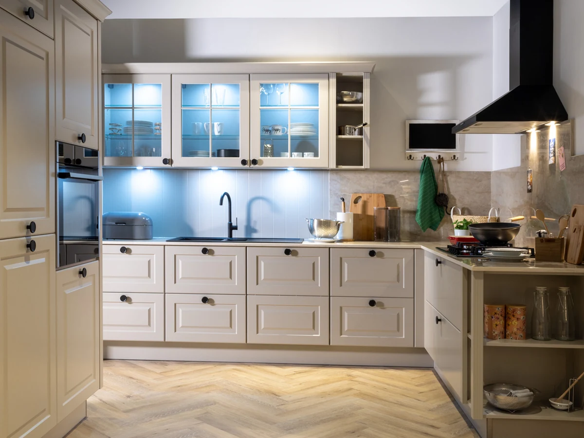 kitchen-painting-country-style-kitchen-wokingham-painters Painting costs in Wokingham - country style kitchen painted by Wokingham Painters