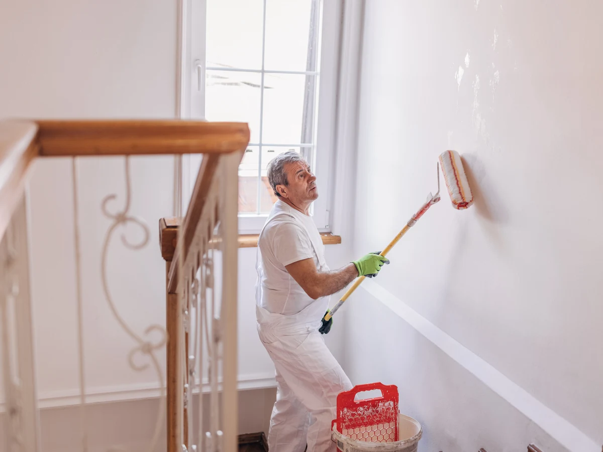 painting-decorating-painter-rolling-wall-wokingham-painters Professional painter rolling wall in Wokingham property - Wokingham Painters