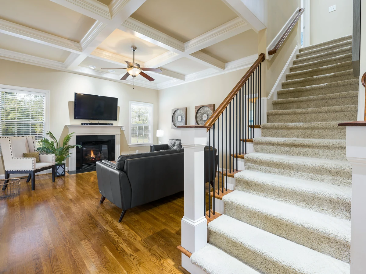 staircase-painting-carpeted-staircase-white-wokingham-painters Freshly painted white staircase in Wokingham home - Wokingham Painters